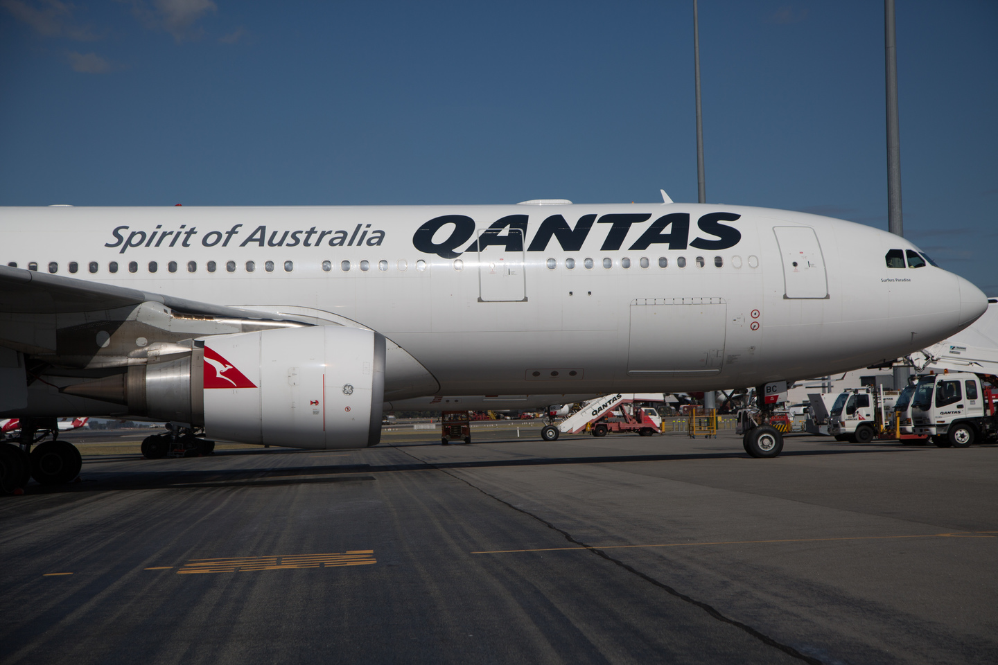 Qantas slashes overseas flights