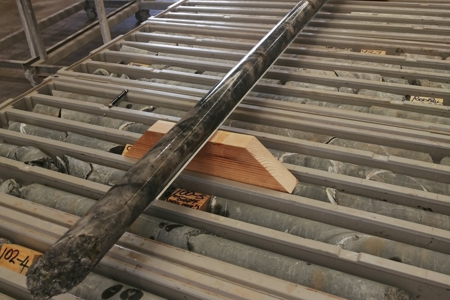 Surefire uses diamond drill bit to probe expanding gold system