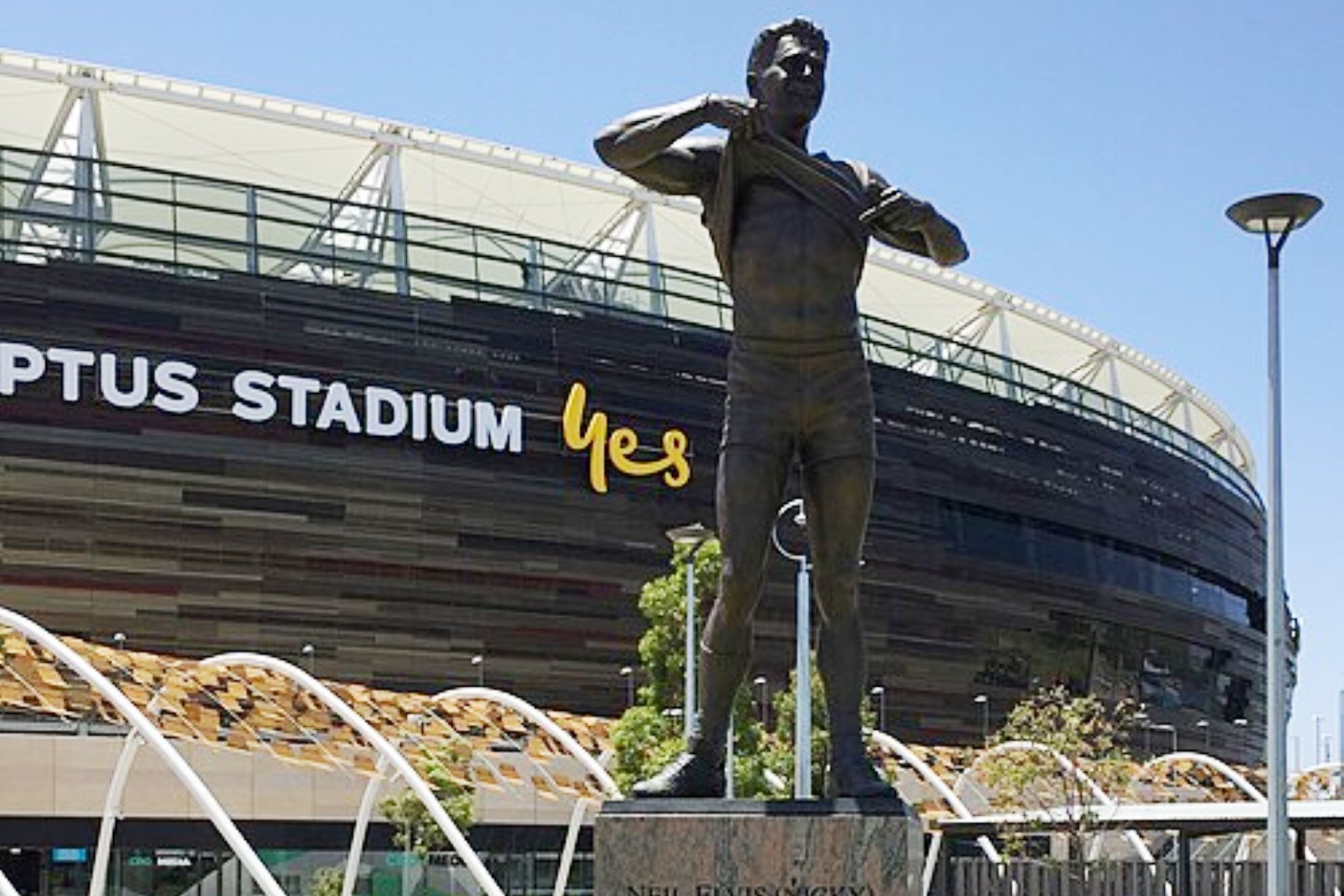 Nicky Winmar statue.Photo by Aarghdvaark on Wikipedia. Wikimedia licence: https://creativecommons.org/licenses/by-sa/4.0/deed.en