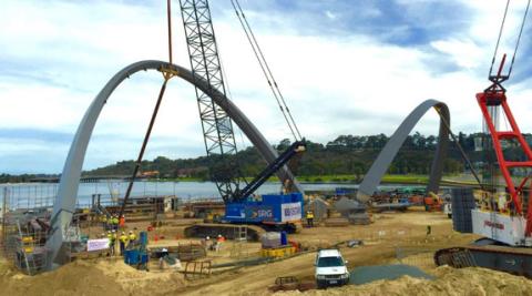 Second arch lifted at Elizabeth Quay