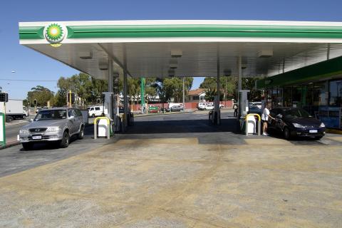 ACCC to oppose Woolworths, BP fuel deal