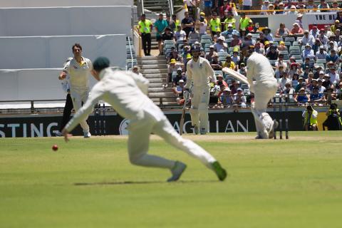 Aussies strike late, Poms 5-233 at stumps