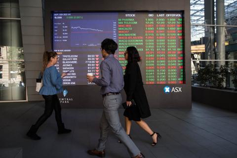 Aussie stocks fall as banks lose ground