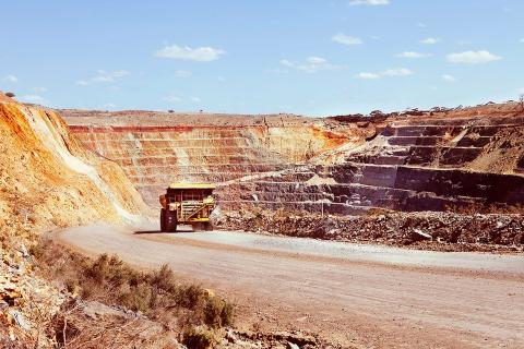 SMS locks in $640m gold contracts