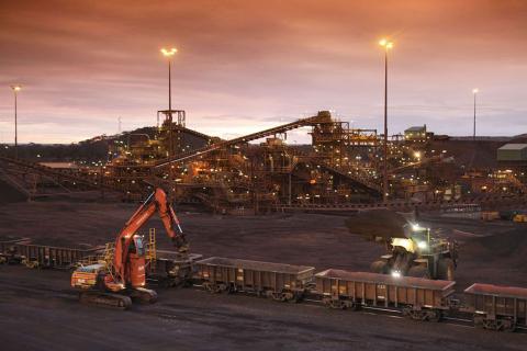 MinRes loads first ore at Koolyanobbing