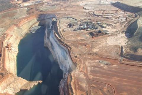 Rox/Venus make spectacular gold drill hit at Youanmi