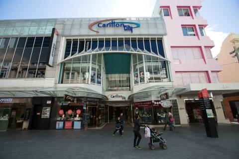 More retailers shut down in COVID-19 crisis