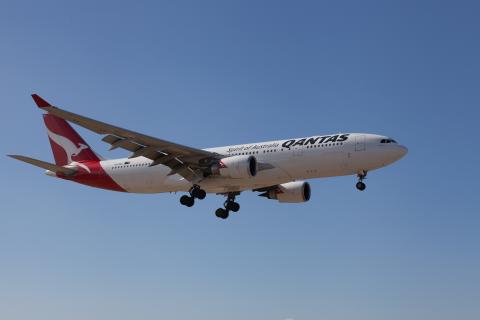 Call for Qantas to repay taxpayer cash