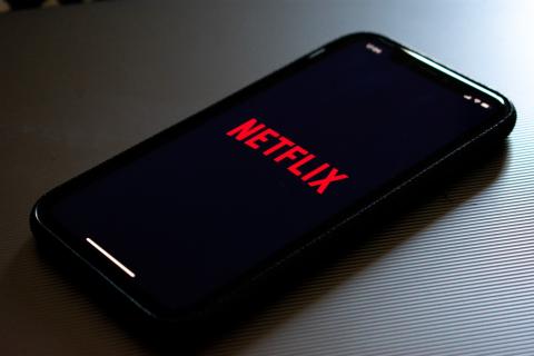 Netflix short on subscriptions, earnings