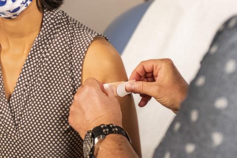 Doctors support virus vaccine certificates