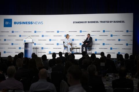 Art, family guide giving