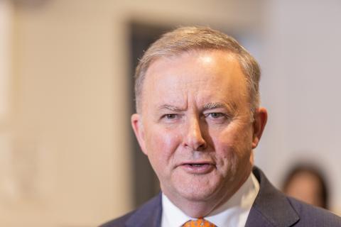 Albo sings WA's praises in campaign blitz