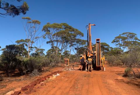 Metal Hawk steps up pace at Commodore nickel find