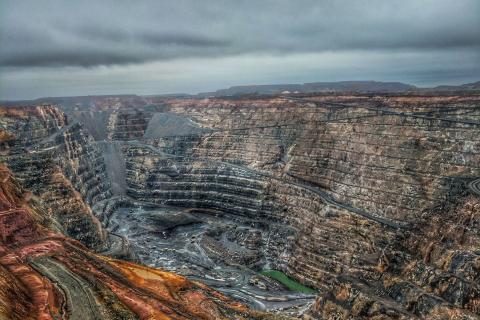 Australian gold output slips