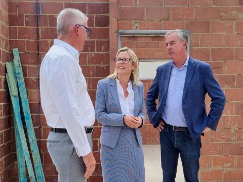 McGowan, Mettam battle over builders