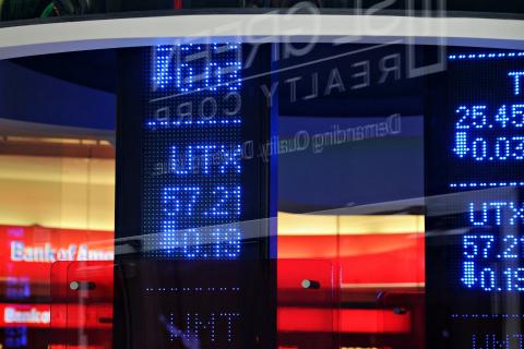 Wall Streets ends little changed as earnings disappoint