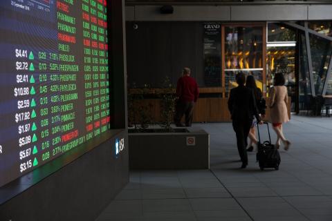 Aust shares fall again as investors stick to sidelines