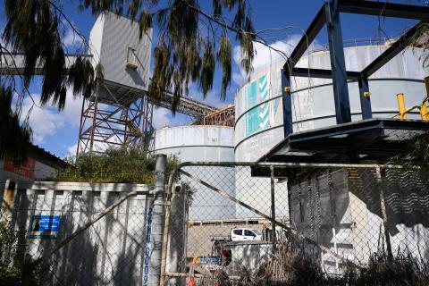 Alumina in halt pending Alcoa news