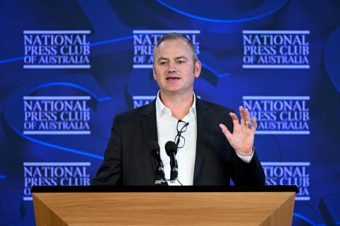 Founder of Climate 200 Simon Holmes à Court addresses the National Press Club. AAP Image/Lukas Coch 