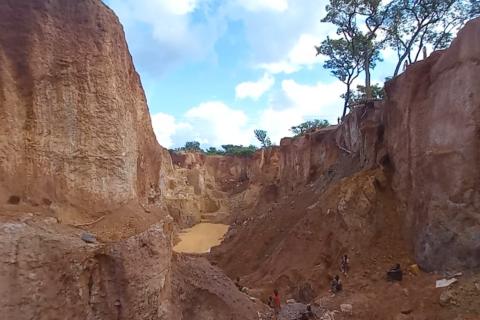 AURUM_AUE_BOUNDIALI_Au_BULLSNBEARSWA_1440X960