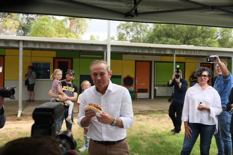 Roger Cook enjoys a democracy sausage on March 8. Photo: Jack McGinn
