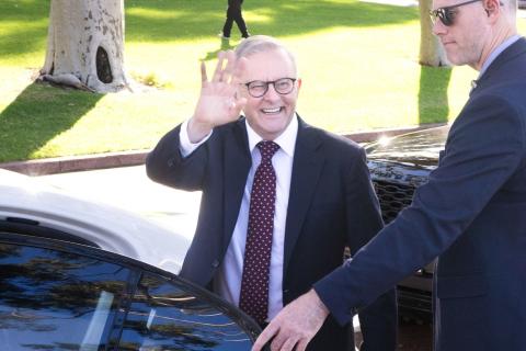The coalition has taunted Anthony Albanese (centre) over his failure to secure a meeting with US President Donald Trump. Photo: Michael O'Brien