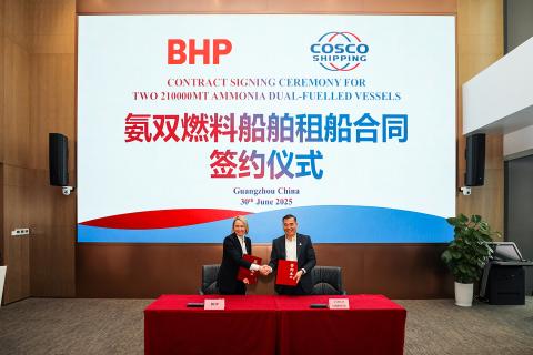 BHP maritime and supply chain excellence vice president Emma Roberts and COSCO Shipping managing director Chen Xinchuan. Photo: BHP.