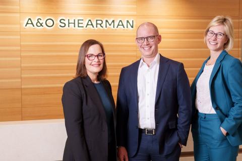 David Jenaway (centre) recently welcomed Catherine Pedler (left) and Lisa Koch to the A&O Shearman Perth team.