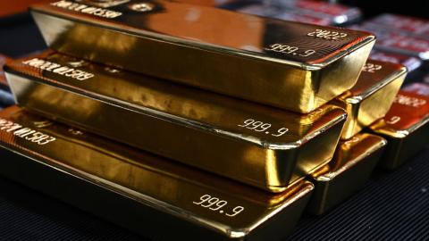 Gold fetches record prices