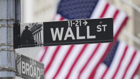 Wall St flat as investors focus on trade developments