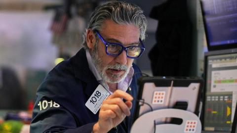 Wall St steady after JPMorgan, Delta Air mixed results